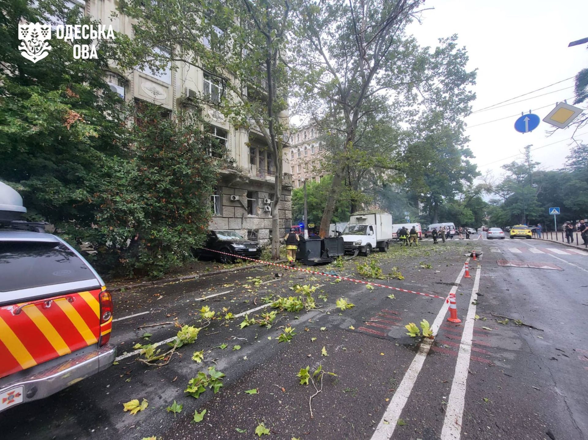 Наслідки ворожої атаки по місту, фото: Одеська ОВА Наслідки ворожої атаки по місту, фото: Одеська ОВА