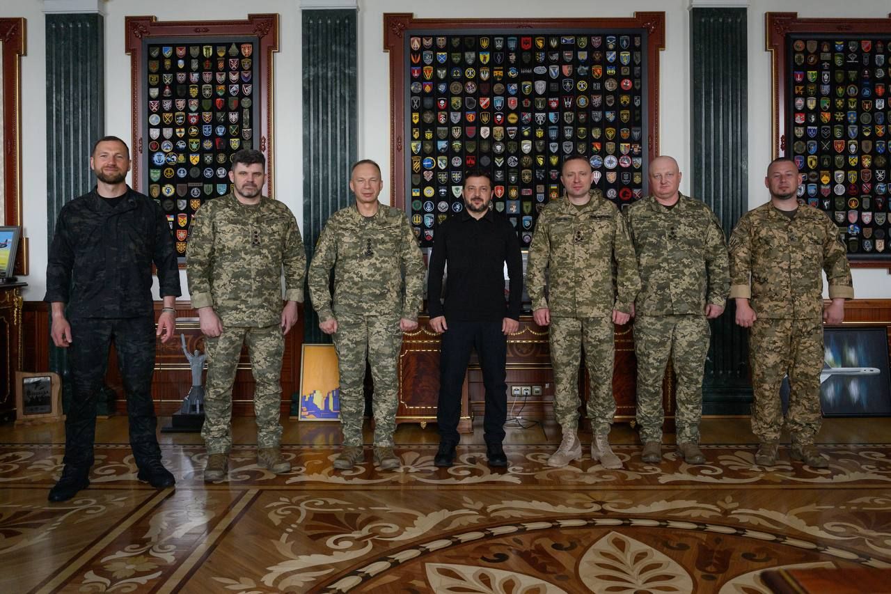 Скибюк разом з Зеленським та іншими військовими, фото: З Скибюк разом з Зеленським та іншими військовими, фото: З
