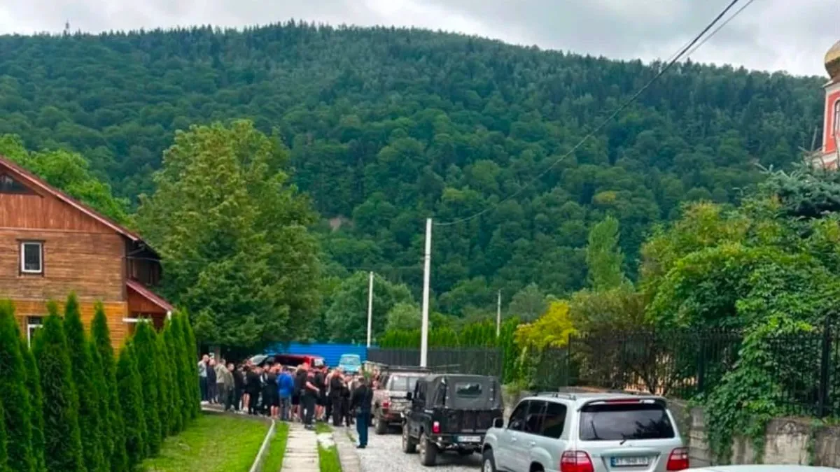 Джипери бунтували в Яремче - хочуть вільно гасати горами