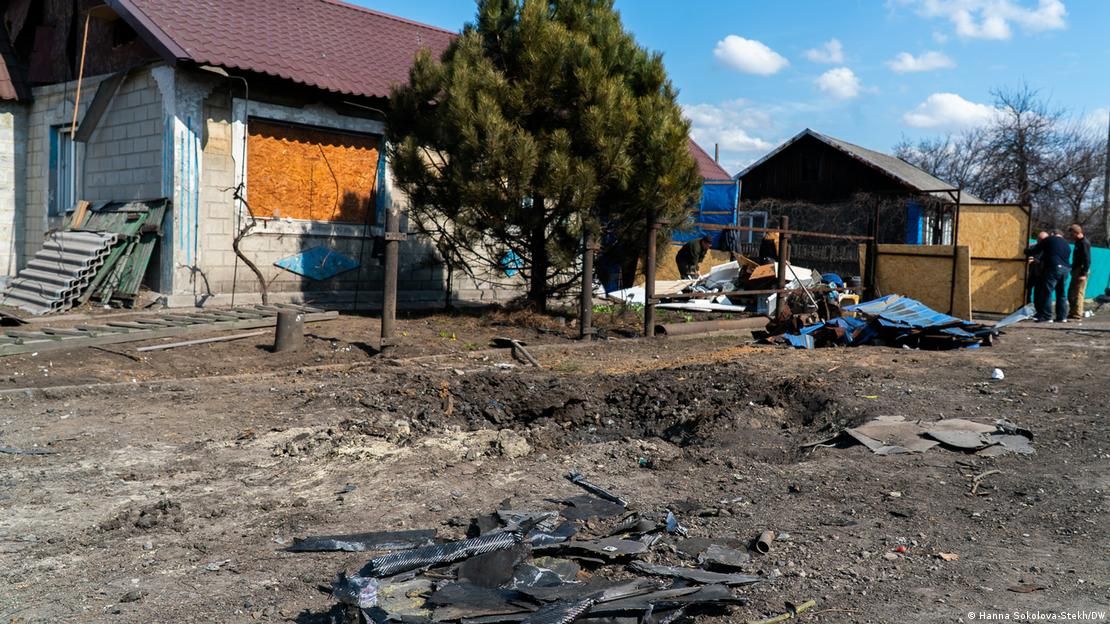 Воронка від російського БПЛА біля приватного будинку у Добропіллі. Фото: Hanna Sokolova-Stekh/DW