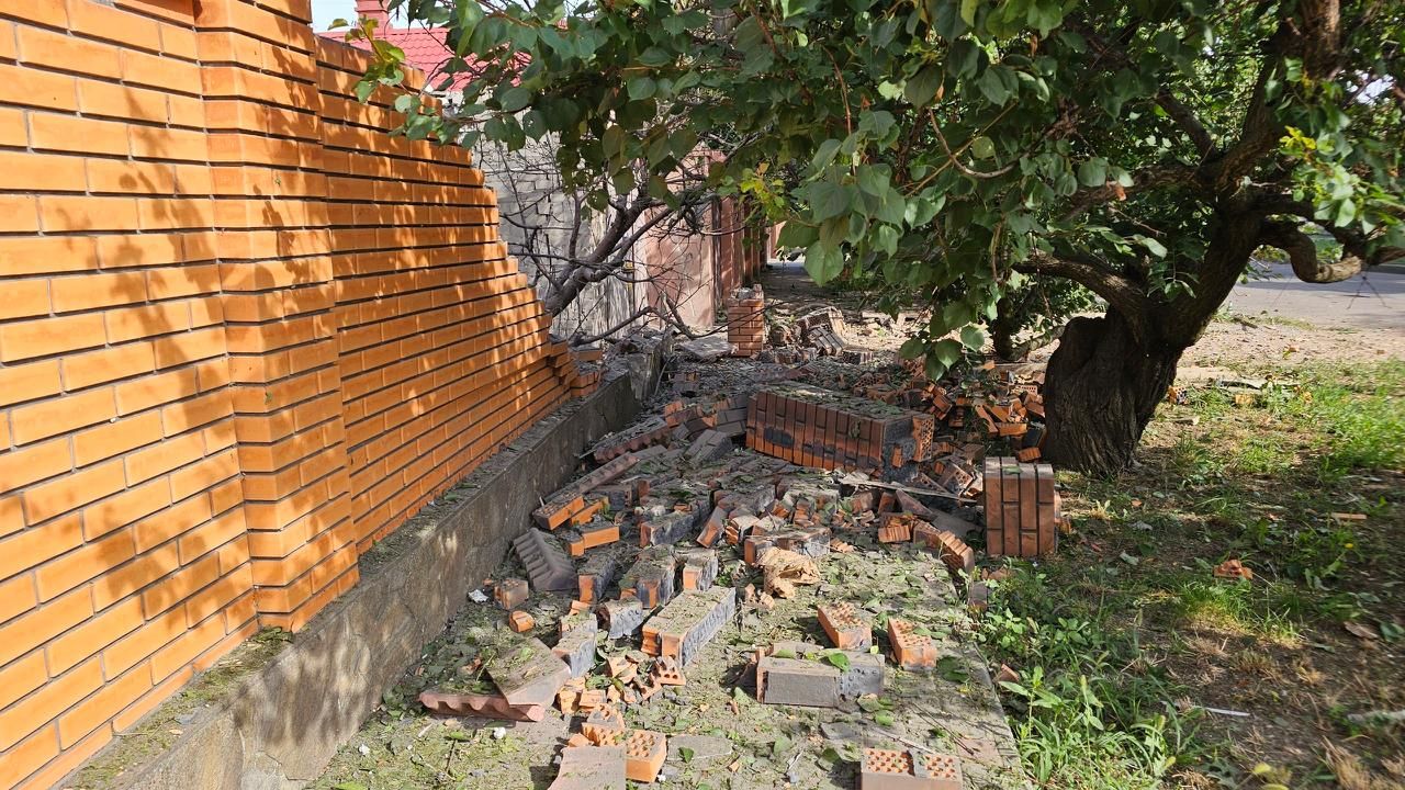 Наслідки ворожого удару по Херсону.