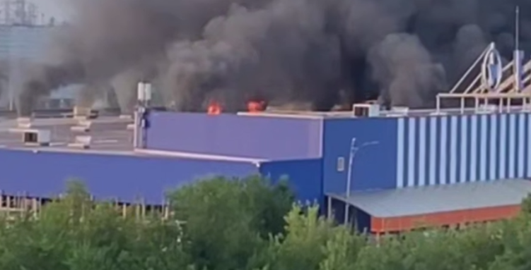Росіяни вдарили по Епіцентру в Кривому Розі - на місці сильна пожежа 1