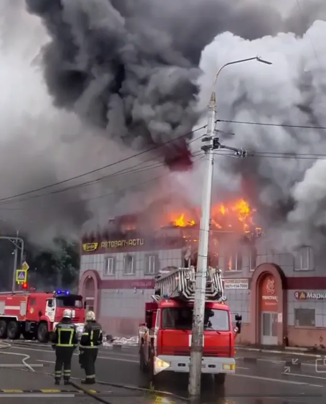 Палає ТЦ "Мадам" під Москвою Пожежа у ТЦ "Мадам" під Москвою