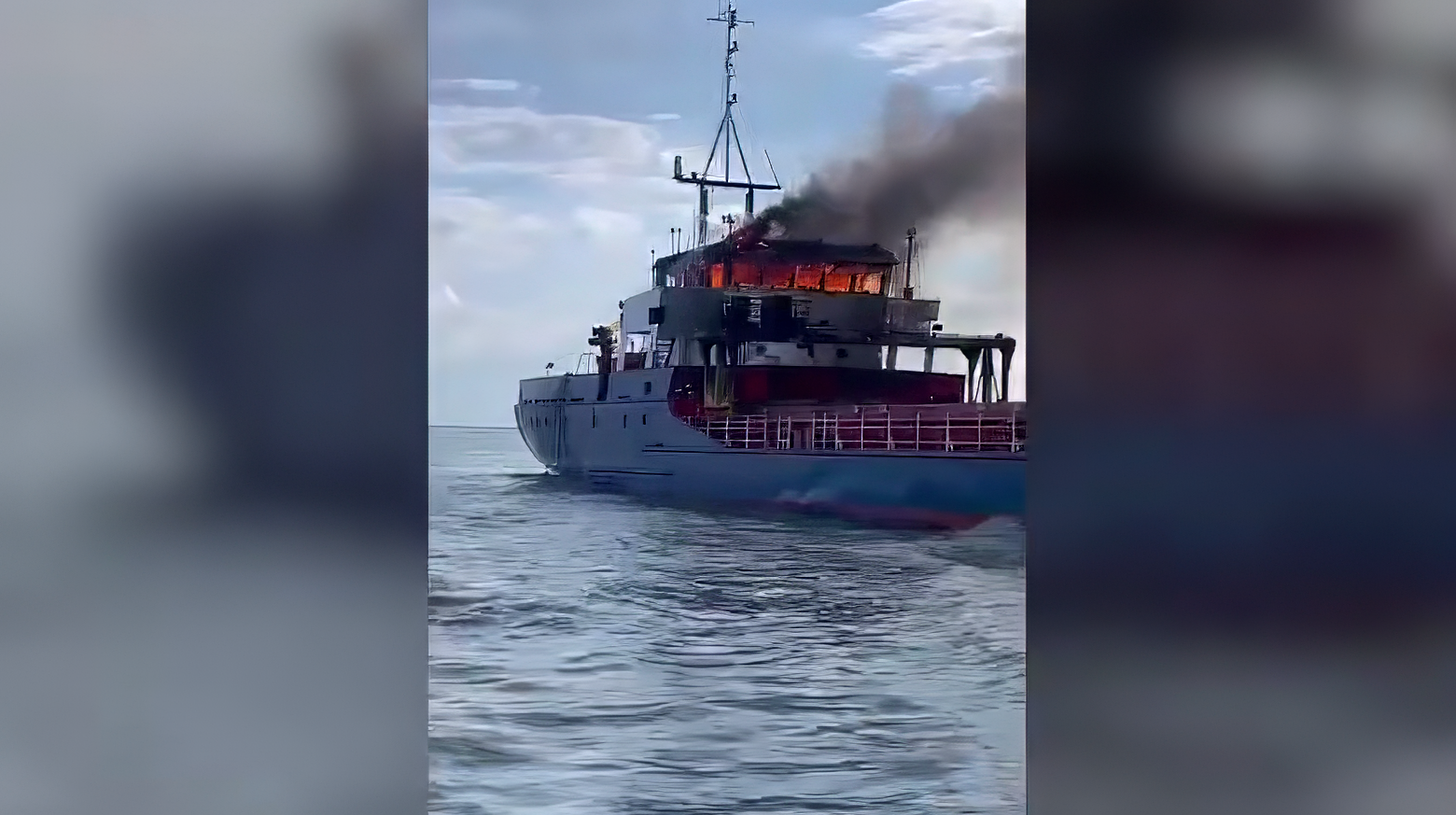 судно пылает море