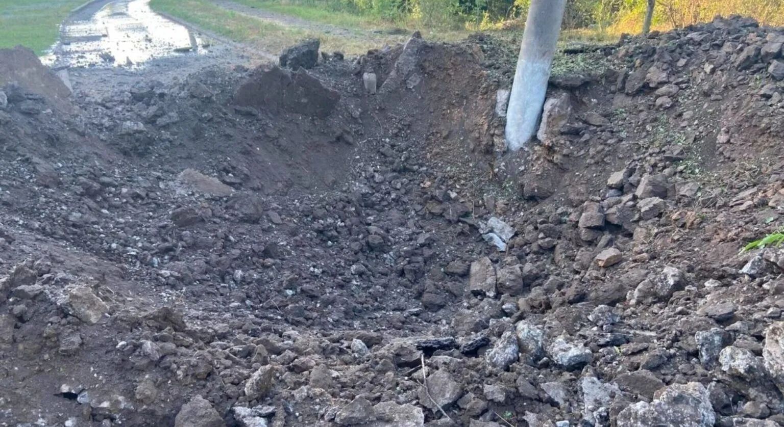 Вирви після обстрілів росіян по мирних містах України. Фото: Донецька ОВА