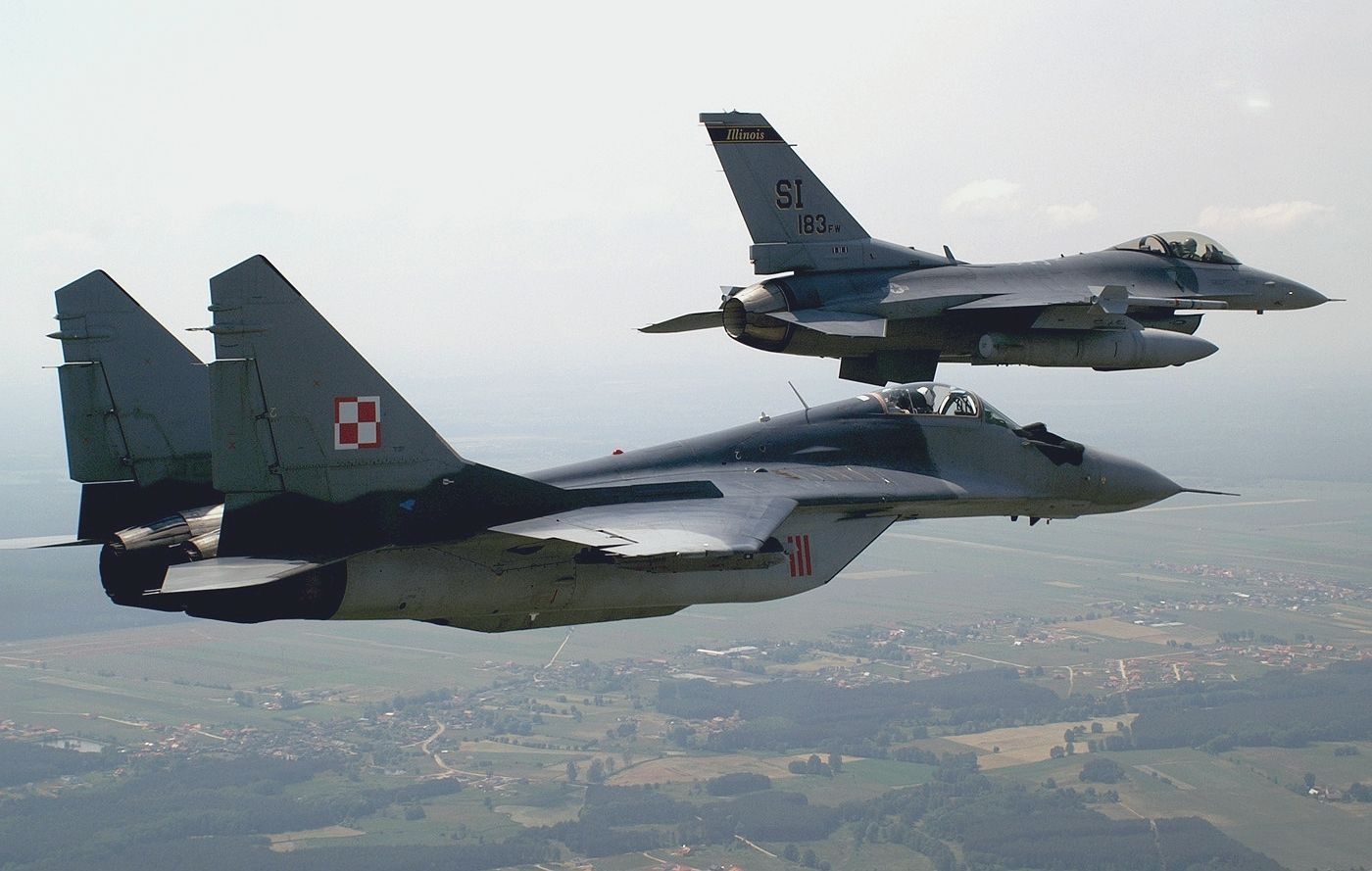 Польский МиГ-29 и американский F-16 совершают совместный вылет. Фото: US Air Force