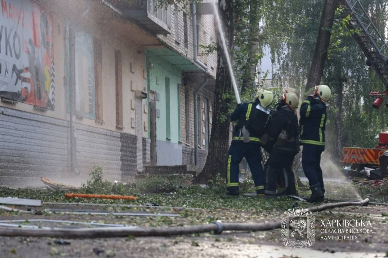 В Харькове Россия атаковала пятиэтажку Шахедом, начался пожар 1