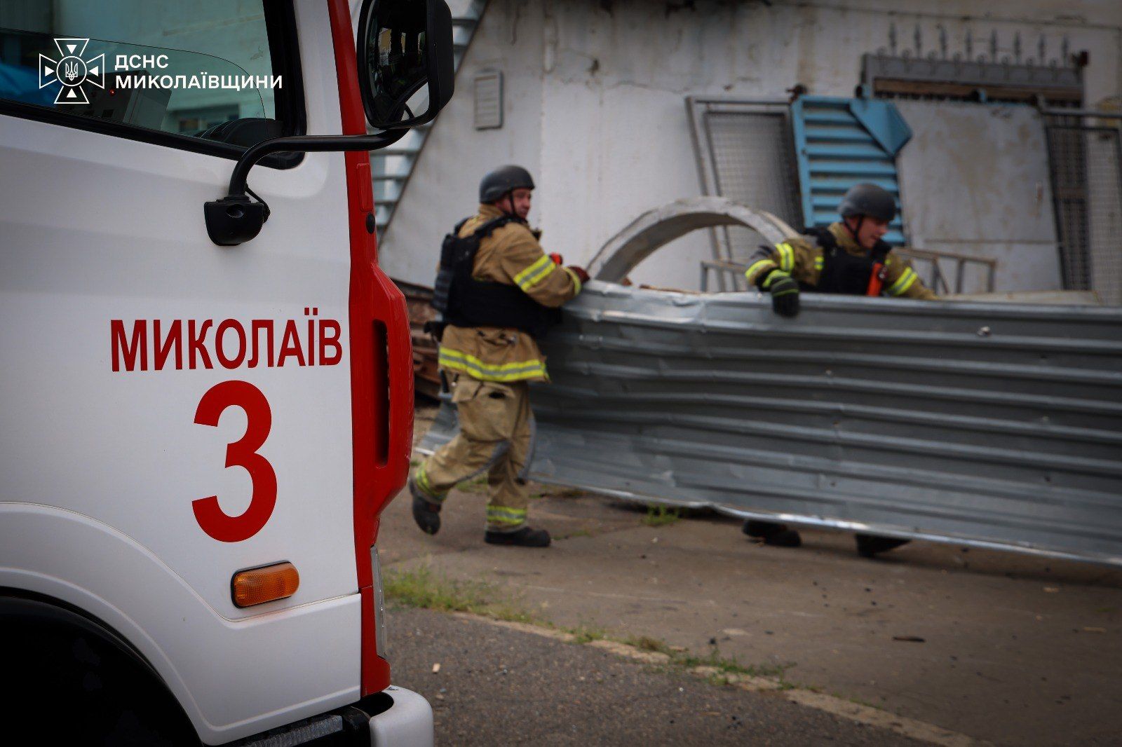 Ліквідація наслідків ворожого обстрілу, фото: ДСНС 