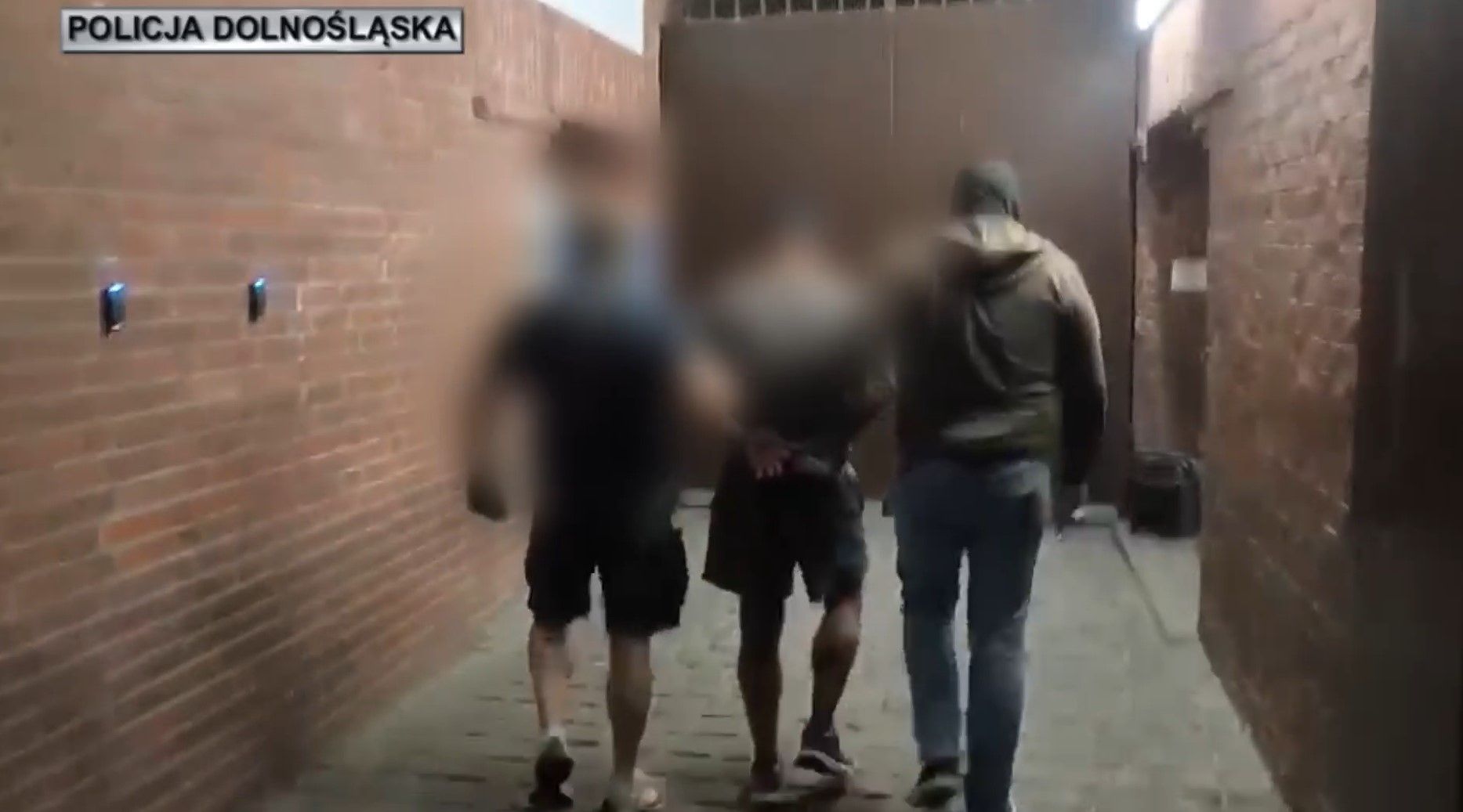 Суд арестовал подозреваемых в избиении украинцев, кадр из видео