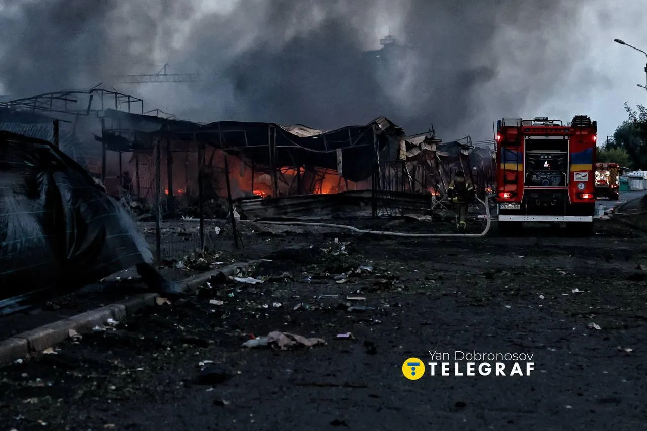 Пожар в торговых рядах рынка на Почайне. Фото: Ян Доброносов. Пожар на Почайной