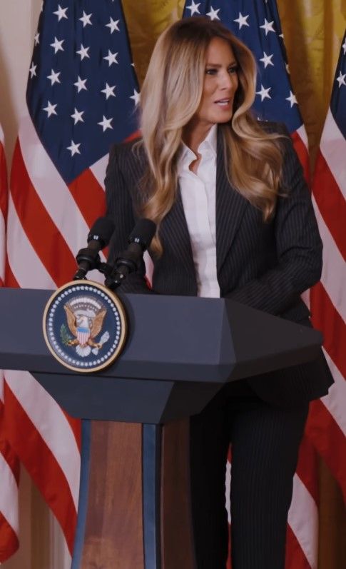 Мелания Трамп во время выступления, скриншот с видео Мелания Трамп помогла объединить с семьями пятерых детей Украины и России 1