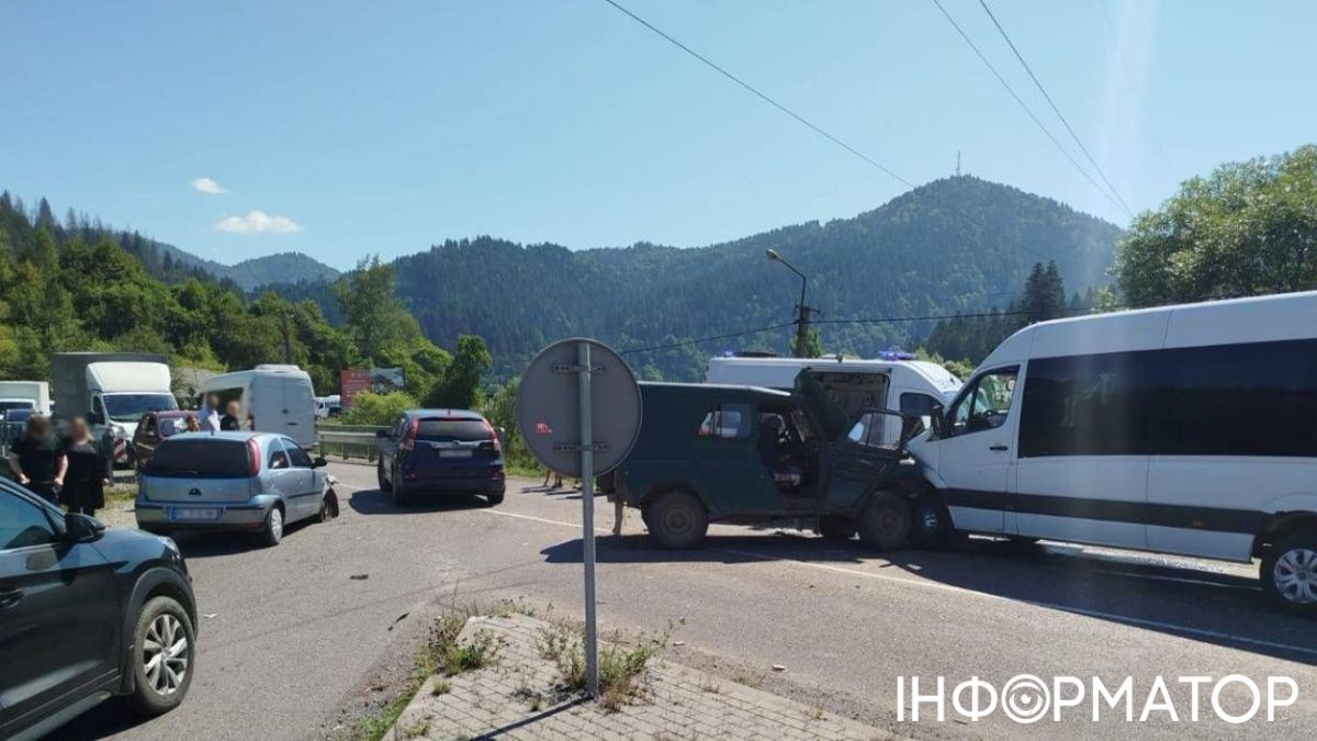 На Закарпатті у ДТП за участі трьох авто постраждали 13 людей, серед них четверо дітей