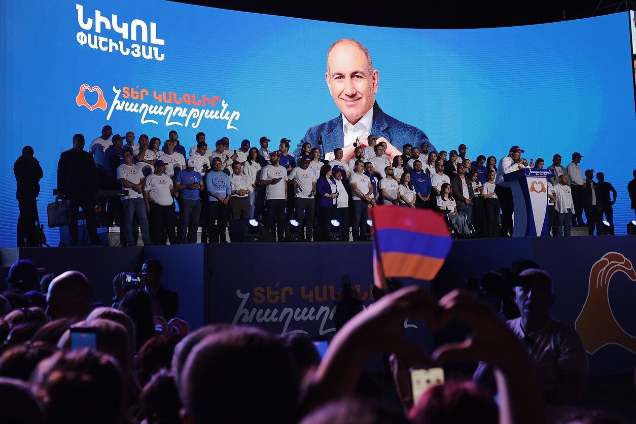 Во время выборов в Армении в июне 2026 года партия Пашиняна получила половину голосов. Фото: LRT. Выборы в Армении