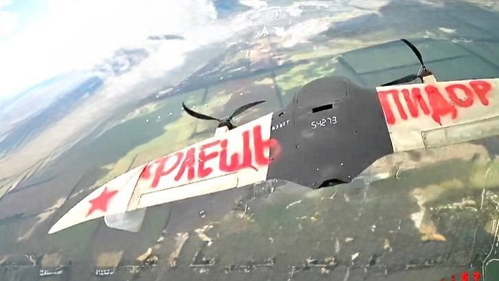 Росіяни написали на дроні образливий напис на Флеша. Фото: t.me/serhii_flash Росіяни написали на дроні образливий напис на Флеша. Фото: t.me/serhii_flash