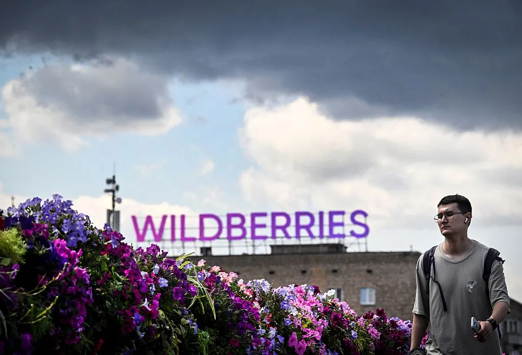 Wildberries – російська версія Amazon – протягом тижня була мішенню київських дронів, що спричинило пожежі та втрати бізнесу. В останні місяці Київ посилив свої удари по російській території, порушуючи життя пересічних росіян – удари він називає відплатою за понад чотири роки бомбардувань своєї території. Фото: Getty Images