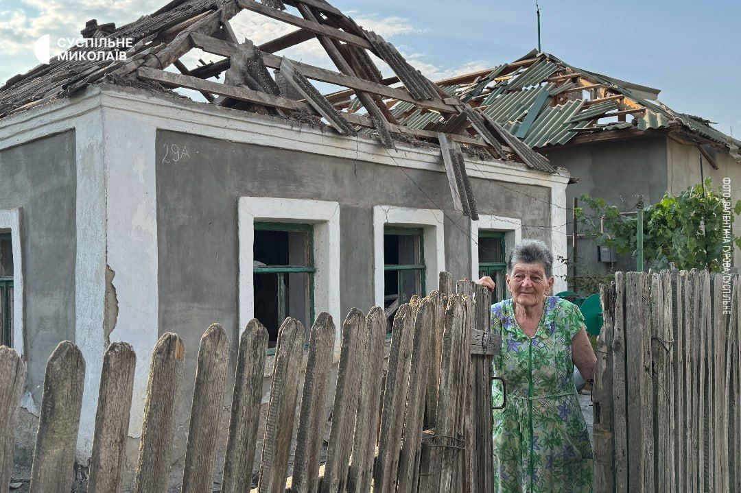 Женщина возле разрушенного дома в Николаеве. Фото: Общественное