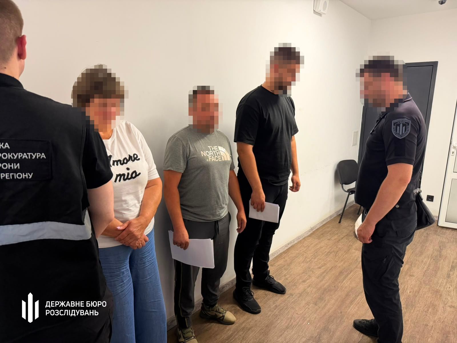 13 тисяч доларів за втечу з армії: ДБР викрило схему незаконного вивезення військовослужбовців із частин ДБР викрило схему незаконного вивезення військових із частин - $13 тисяч за допомогу з СЗЧ 1
