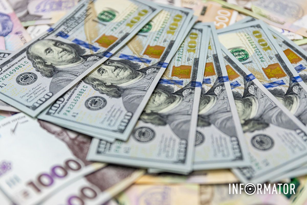 За версією слідства, військовозобов'язаний залишив 1600 доларів у речовому ящику автомобіля Volkswagen Passat, яким користувався працівник ТЦК, фото: Інформатор За версією слідства, військовозобов'язаний залишив 1600 доларів у речовому ящику автомобіля Volkswagen Passat, яким користувався працівник ТЦК, фото: Інформатор