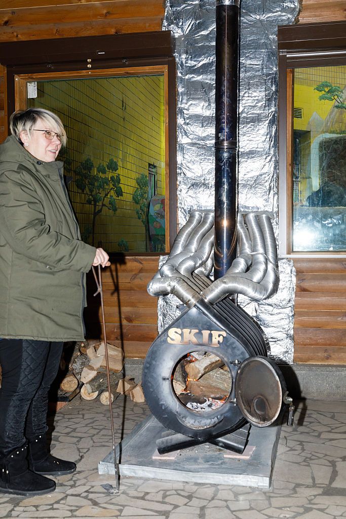 Працівники Київського зоопарку зігрівають тварин під час відключень світла та сильних холодів за допомогою печей обігріву. Фото: Getty Images Працівники Київського зоопарку зігрівають тварин під час відключень світла та сильних холодів за допомогою печей обігріву. Фото: Getty Images