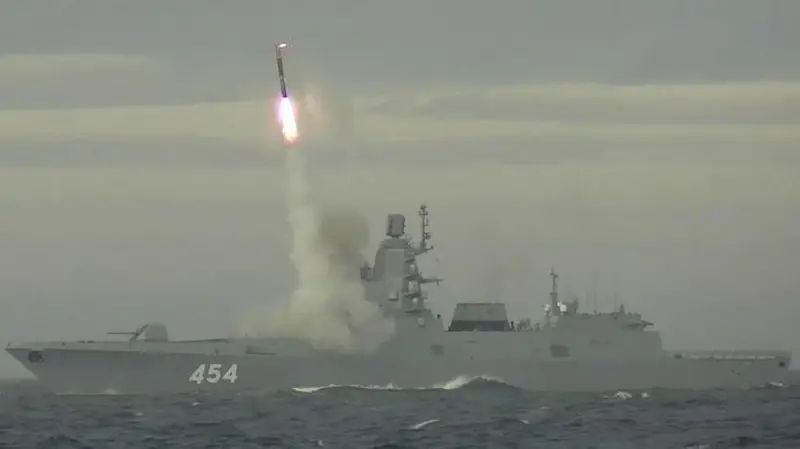 С самого начала россияне разрабатывали "Циркон" для пусков с кораблей. Впрочем, сейчас Украину, вероятно, обстреливают из наземных комплексов. С самого начала россияне разрабатывали "Циркон" для пусков с кораблей. Впрочем, сейчас Украину, вероятно, обстреливают из наземных комплексов.