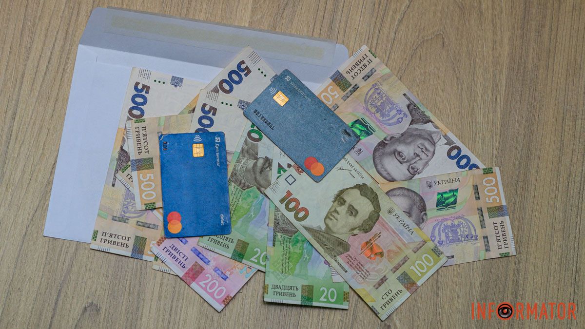 Гривны и карты Фото: Информатор
