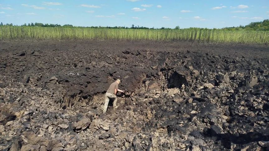 Вирва, яка утворилася після падіння північнокорейської балістичної ракети KN-23 поблизу Кривого Рогу. Facebook/Vladyslav Vlasiuk Вирва, яка утворилася після падіння північнокорейської балістичної ракети KN-23 поблизу Кривого Рогу. Facebook/Vladyslav Vlasiuk