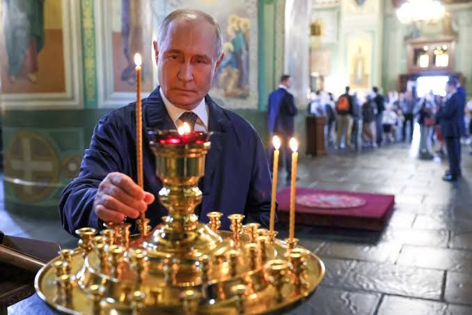 Российские пропагандистские медиа распространяли лишь стандартные фото Путина из Казани. Но правда о напуганном правителе РФ тоже распространилась. Путин в Казани