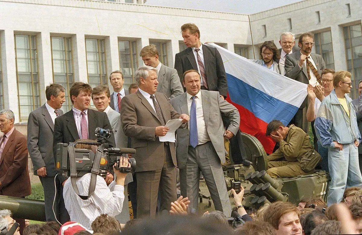 Путч так называемого ГКЧП в Москве в августе 1991 года. Ельцин на танке призывает граждан к сопротивлению. Такое в РФ тоже было когда-то. Фото: Wikipedia. ГКЧП