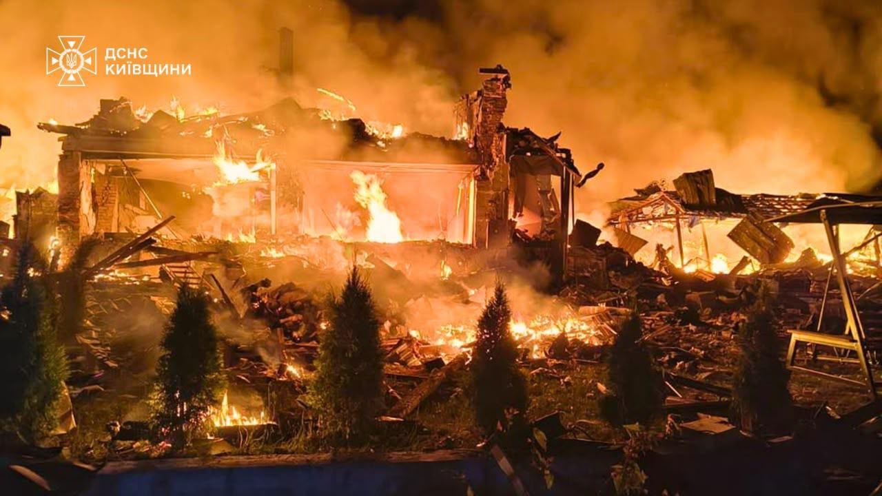 В Пуховке Киевской области в дом многодетной семьи попали 5 дронов РФ. Фото: ГСЧС В Пуховке Киевской области в дом многодетной семьи попали 5 дронов РФ. Фото: ГСЧС