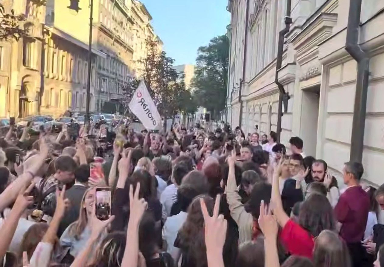 Група підтримки «Яблука» скандує «Ганьба!» після рішення про зняття партії з виборів до Держдуми