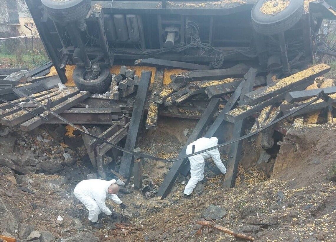 Вперше падіння ракети на території Польщі внаслідок російських атак зафіксували 15 листопада 2022 року, загинули двоє людей. Фото: Twitter / PolskaPolicja
