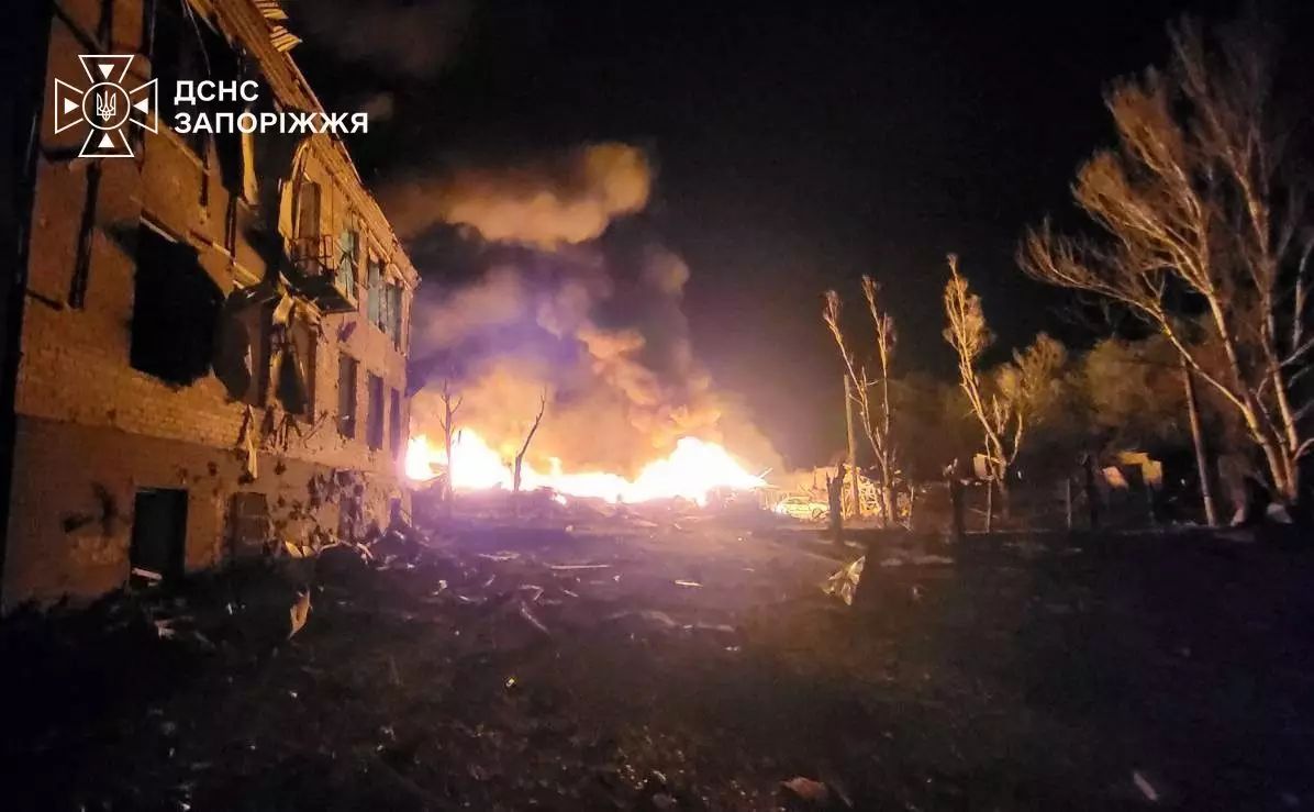 Ворожий удар по Запоріжжю, фото: ДСНС Ворожий удар по Запоріжжю, фото: ДСНС