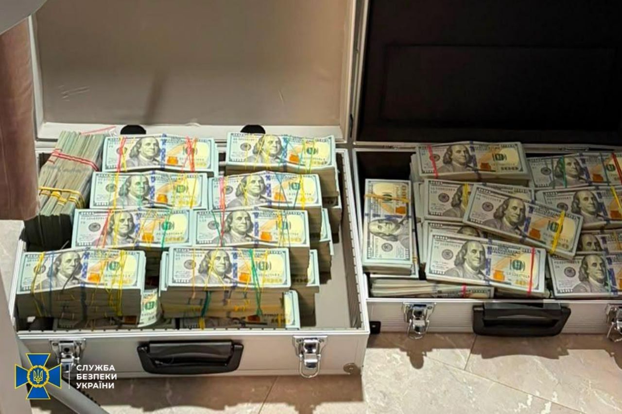 Знайдена готівка під час обшуків. Фото: СБУ Знайдена готівка під час обшуків. Фото: СБУ