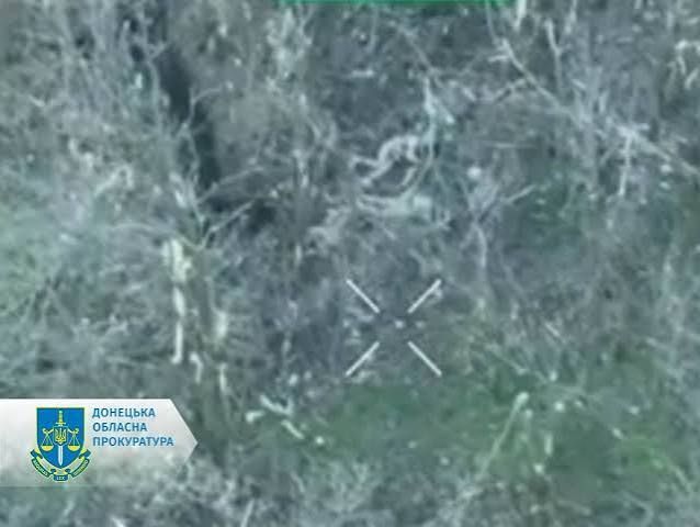 Кадр з безпілотника, опублікований Донецькою обласною прокуратурою як доказ розстрілу беззбройного українського військовополоненого російськими військовими Кадр з безпілотника, опублікований Донецькою обласною прокуратурою як доказ розстрілу беззбройного українського військовополоненого російськими військовими