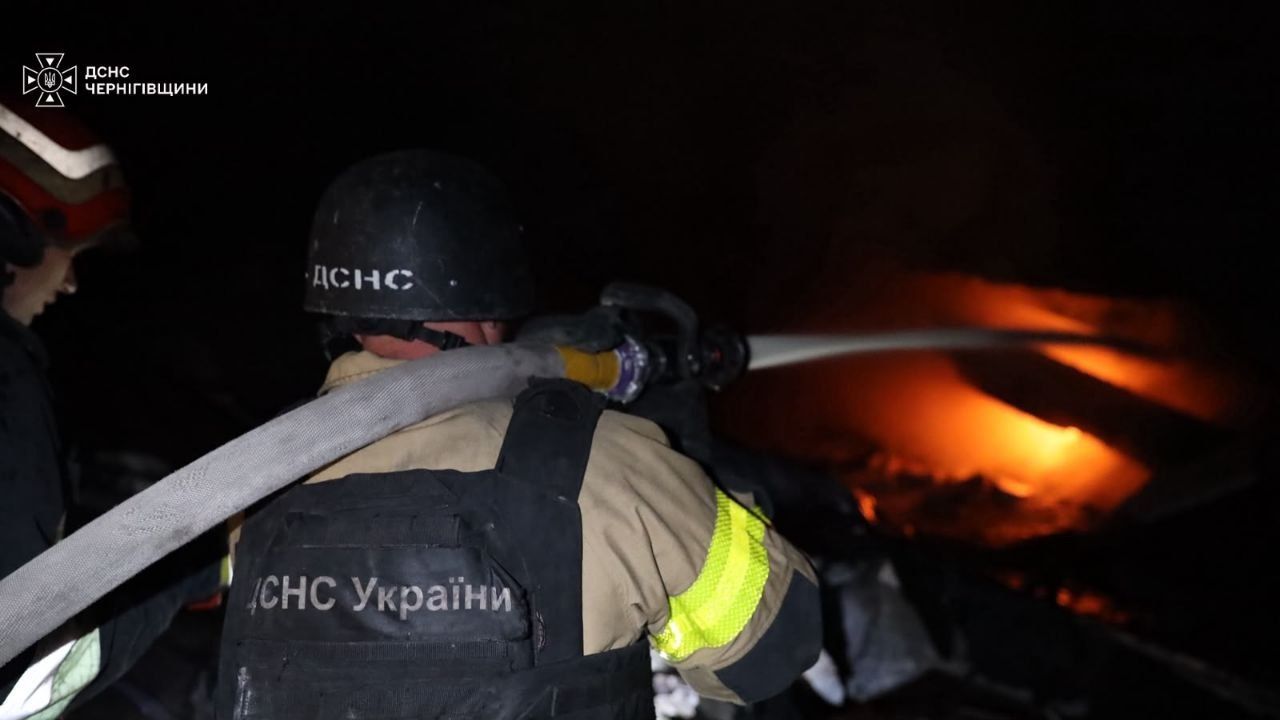 На местах попаданий работали сотрудники ГСЧС. ГСЧС