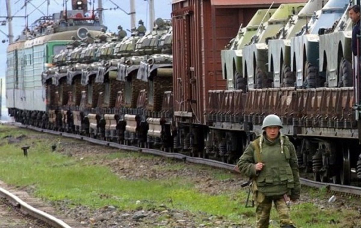 ВСУ периодически уничтожают эшелоны с военной техникой окупантов. Фото: kyivpost.com ВСУ периодически уничтожают эшелоны с военной техникой окупантов. Фото: kyivpost.com