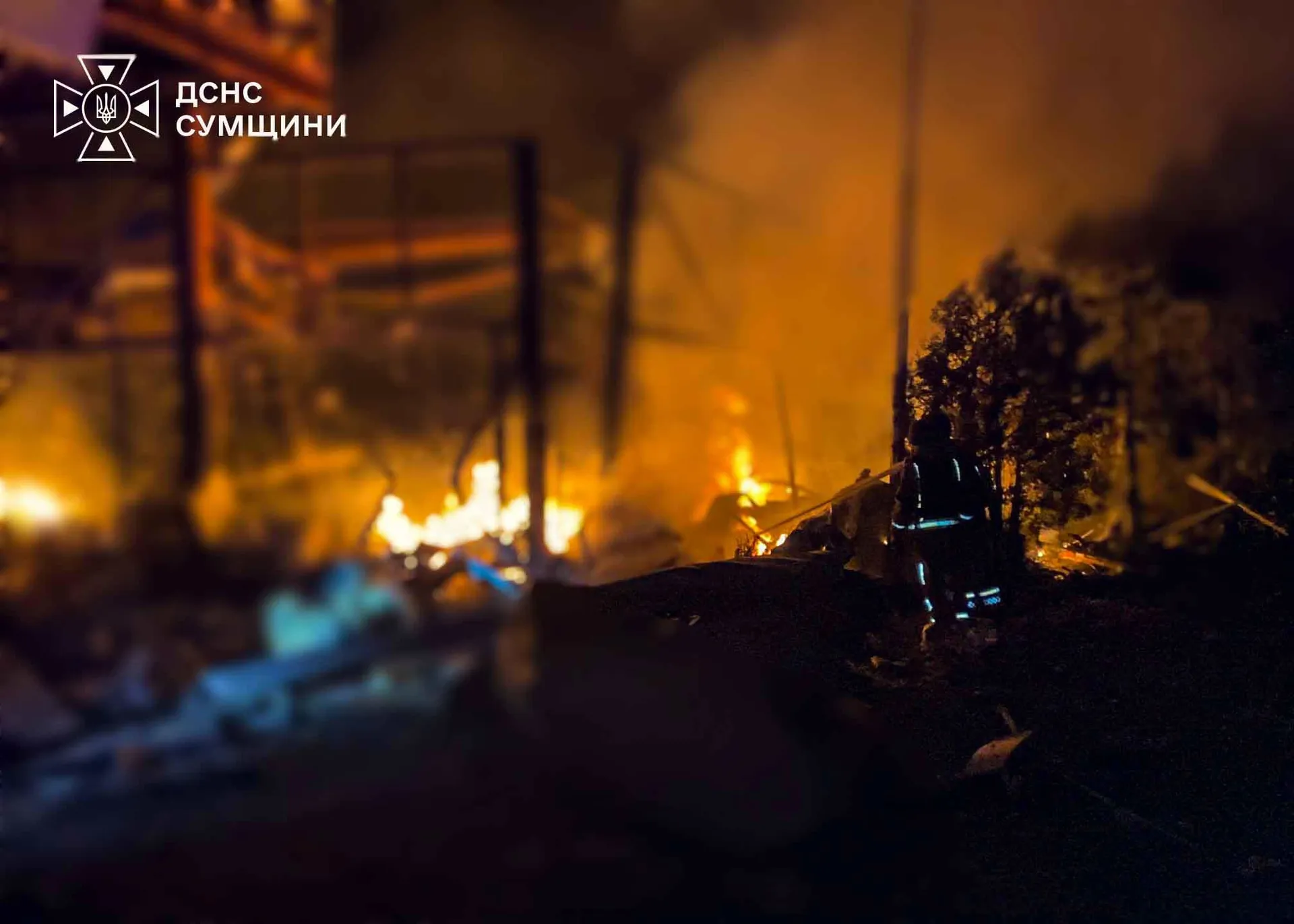 В Сумах горят дома после атаки В Сумах горят дома после атаки