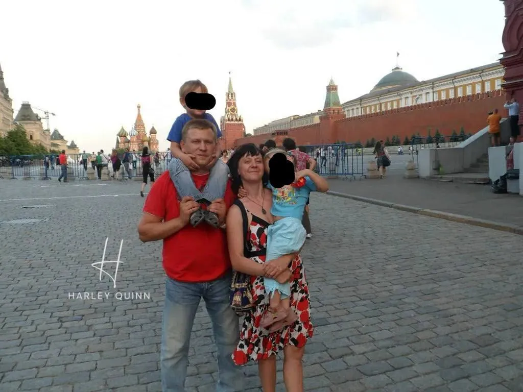 Суддя Кострицький ділиться в соцмережах світлинами з червної площі у Москві, яку відвідав разом з родиною. 