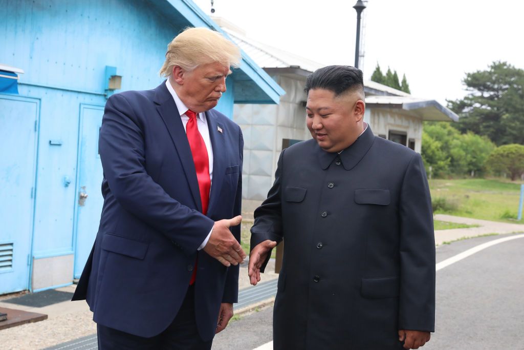 Трамп готовит встречу с Ким Чен Ином. Фото: Getty Images Трамп и Ким Чен Ын. Фото: Getty Images