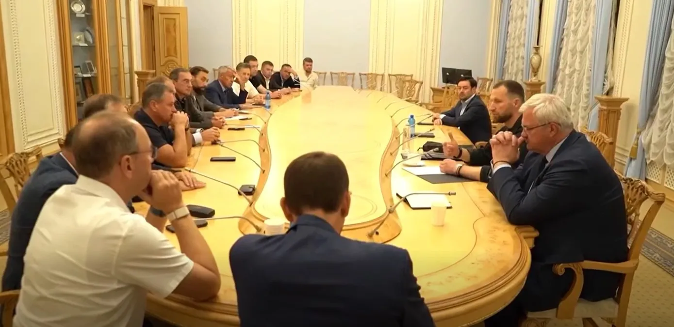 Депутаты продолжили встречи с Облаком и Сибигой, скриншот с видео Депутаты продолжили встречи с Облаком и Сибигой, скриншот с видео
