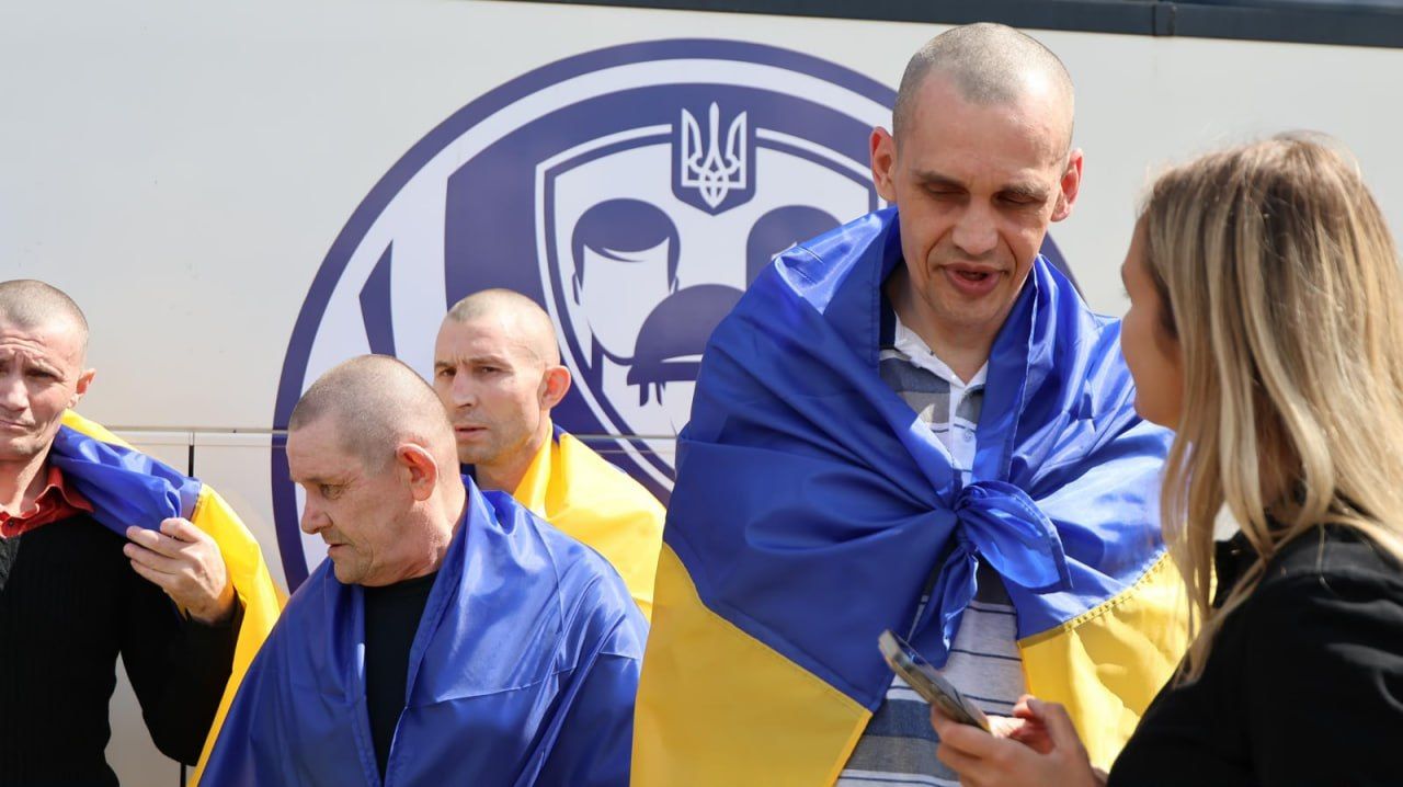 Освобождены из плена украинские защитники Освобождены из плена украинские защитники