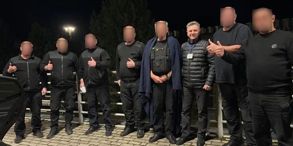 Сотрудники службы инкассации Сбербанка по возвращении в Украину из Венгрии Сотрудники службы инкассации Сбербанка по возвращении в Украину из Венгрии