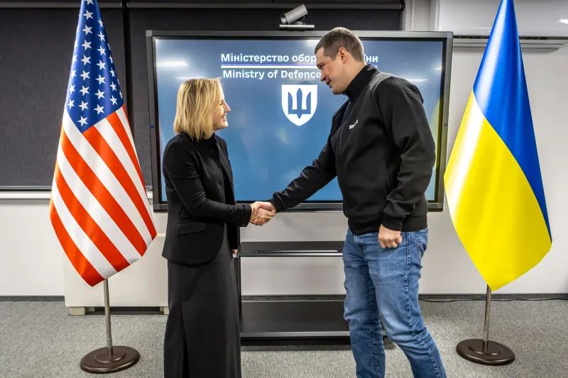 Федоров и временно поверенная в делах США, фото: Минобороны Федоров и временно поверенная в делах США, фото: Минобороны