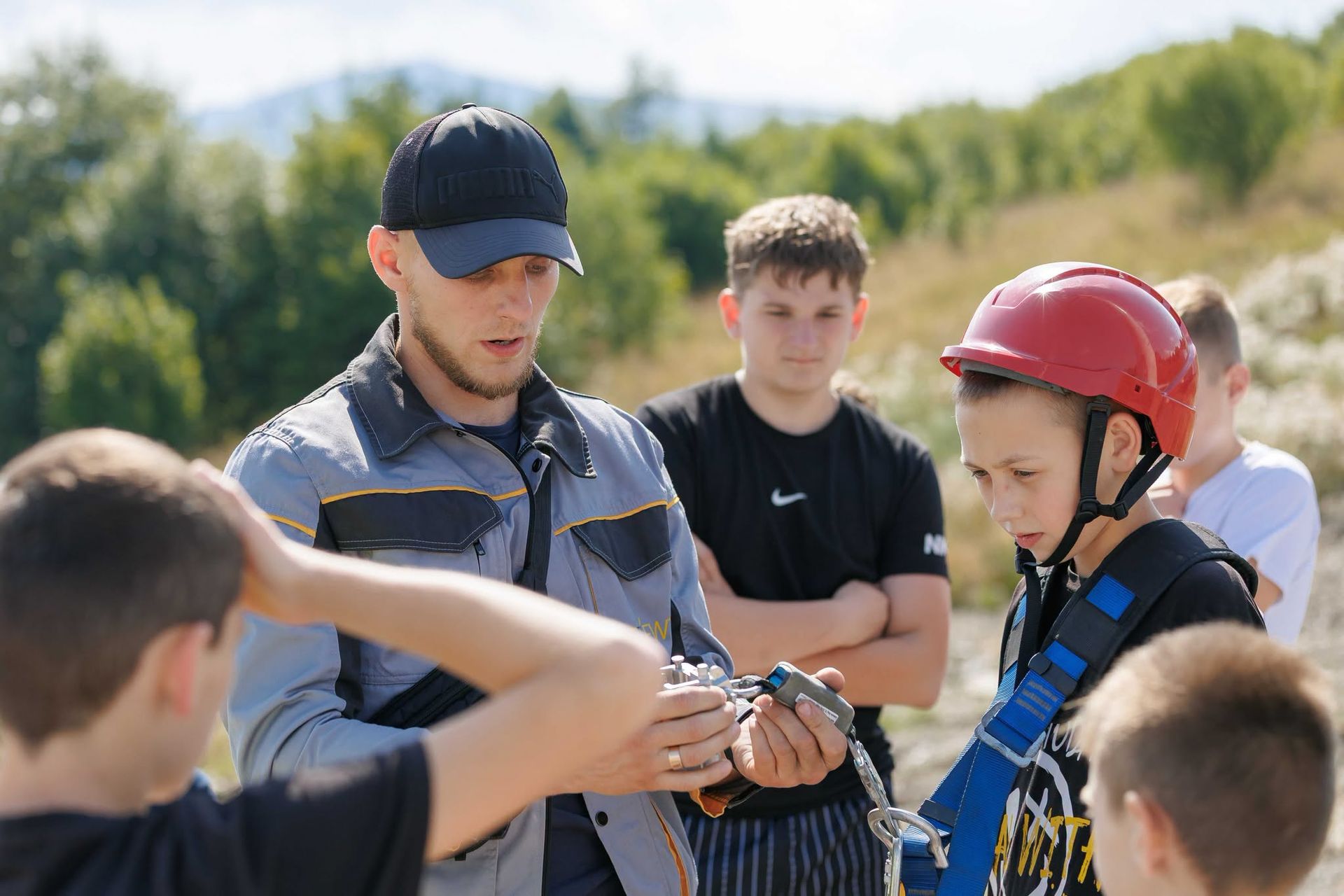 На зображенні може бути: одна або кілька осіб