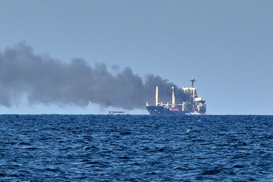 Над балкером «Золотий Лео» піднімається дим після ракетного удару Росії у Чорному морі у липні