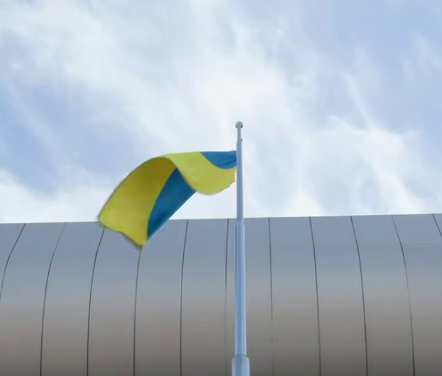 Укрзалізниця підняла над вокзалами Києва, Львова та Ужгорода прапори з міст фронту Укрзалізниця підняла над вокзалами Києва, Львова та Ужгорода прапори з міст фронту