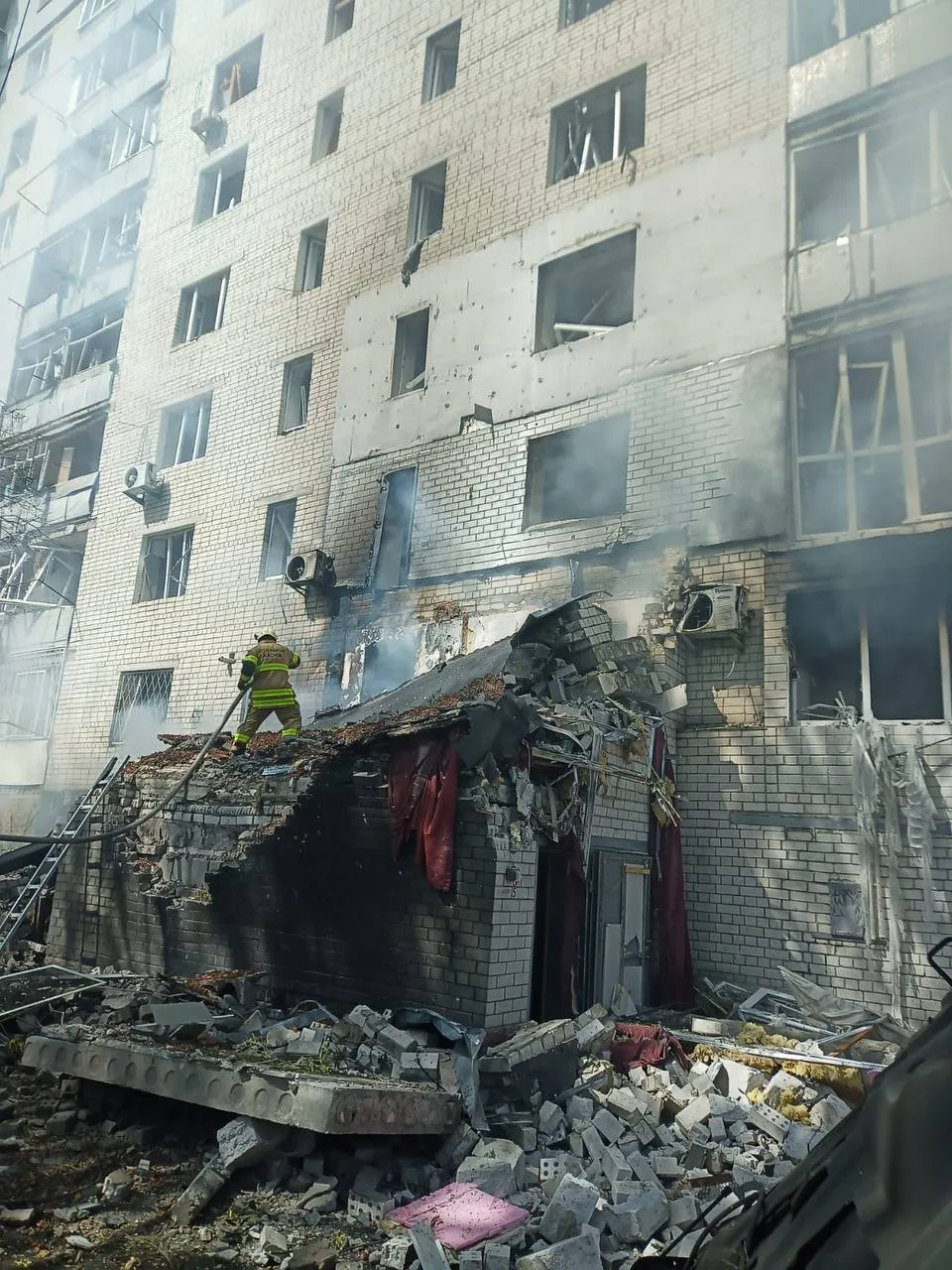 Медики надають допомогу постраждалим