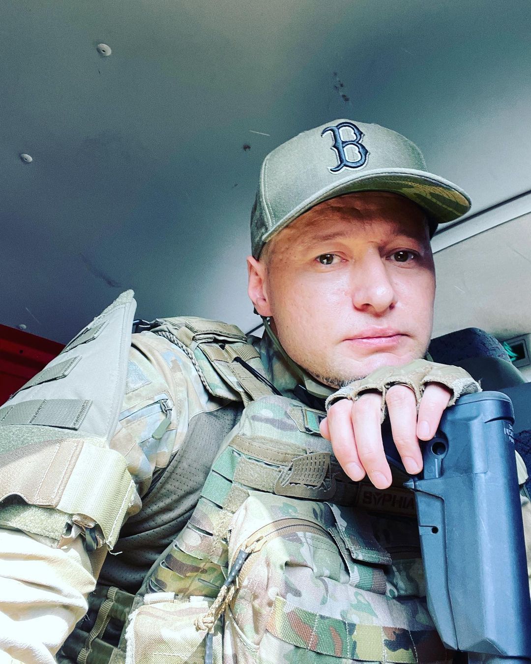Андрей Хливнюк – украинский певец, автор песен, фронтмен группы «Бумбокс» и военнослужащий. Хливнюк