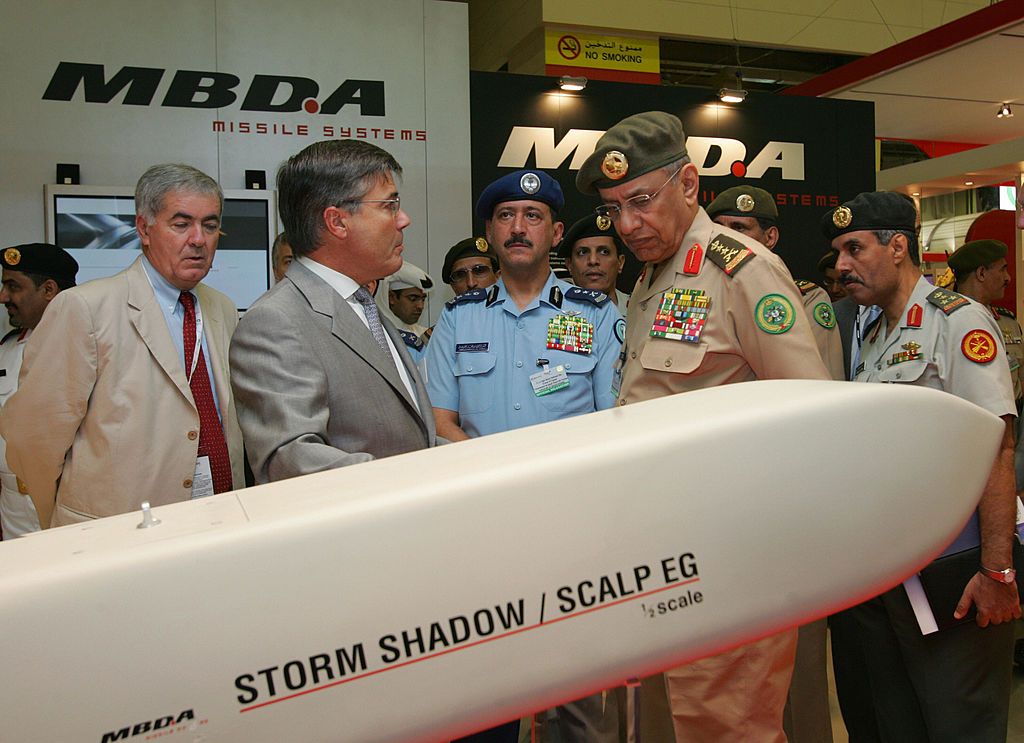Саудовский генерал рассматривает модель ракеты Storm Shadow на авиашоу в Дубае в 2005 году. Фото: Getty Images