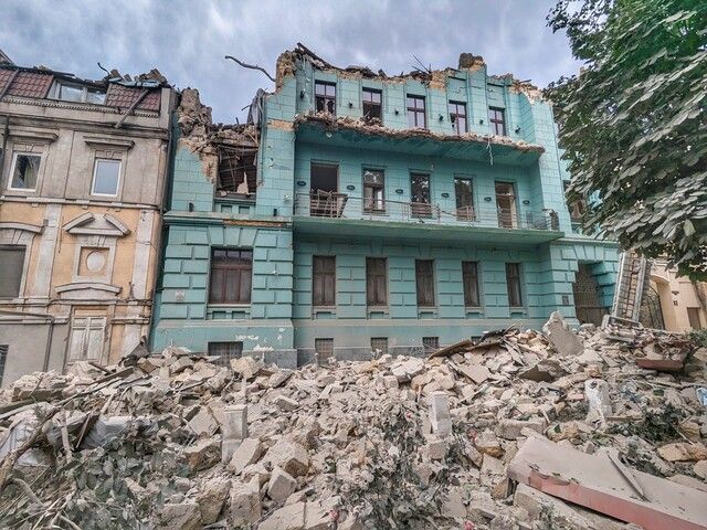 Последствия обстрела в Одессе. Фото: издание "Южный курьер" Последствия обстрела в Одессе. Фото: издание "Южный курьер"